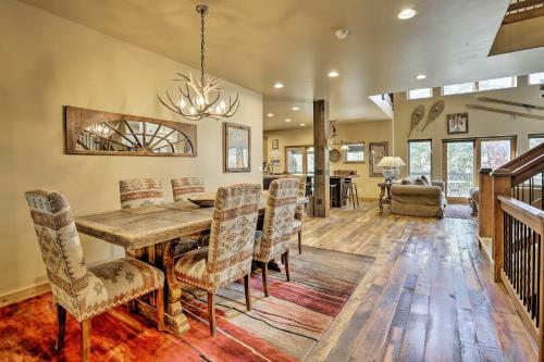 The Bells Luxe Lodge With Game Room, Deck, Fireplace