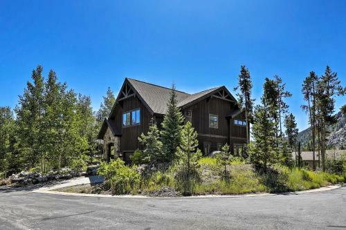 The Bells Luxe Lodge With Game Room, Deck, Fireplace