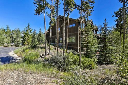 The Bells Luxe Lodge With Game Room, Deck, Fireplace