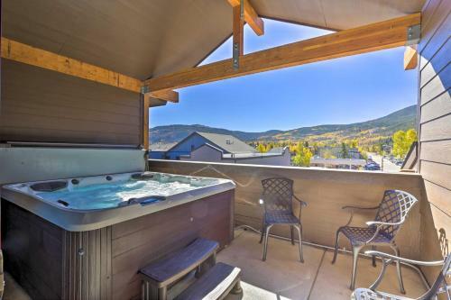 Upscale Getaway With Hot Tub, Walk To Main St