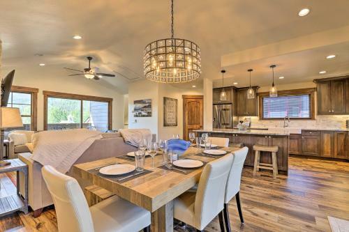 Upscale Getaway With Hot Tub, Walk To Main St