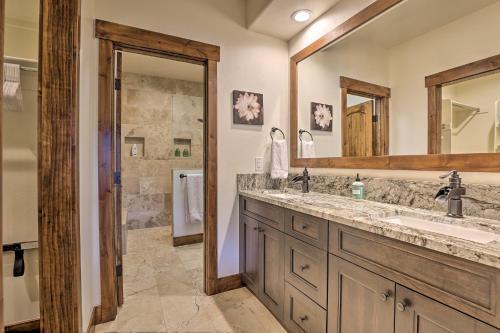 Upscale Getaway With Hot Tub, Walk To Main St