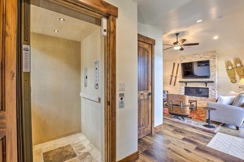 Upscale Getaway With Hot Tub, Walk To Main St