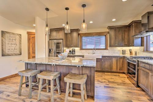 Upscale Getaway With Hot Tub, Walk To Main St