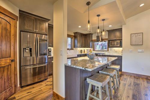 Upscale Getaway With Hot Tub, Walk To Main St
