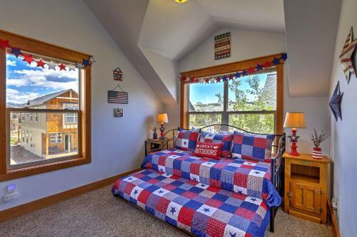 Luxury Cabin On Fraser River Fish, Ski, And Enjoy!