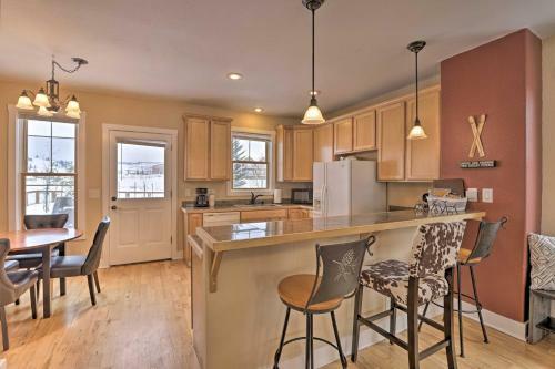 Cozy Granby Home With Deck Less Than 3 Mi To Ski And Golf