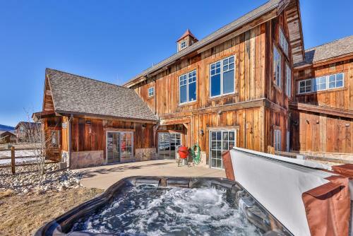 Saddle Ridge Lodge