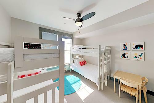 End-unit At Eagle Ridge - Mountain Views & Hot Tub Townhouse