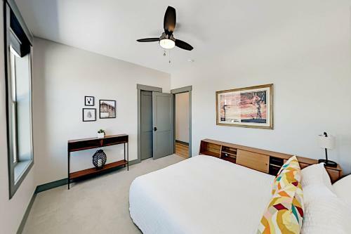 End-unit At Eagle Ridge - Mountain Views & Hot Tub Townhouse