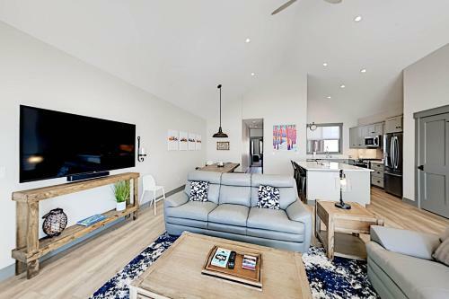 End-unit At Eagle Ridge - Mountain Views & Hot Tub Townhouse