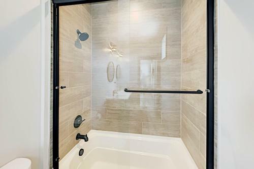 End-unit At Eagle Ridge - Mountain Views & Hot Tub Townhouse