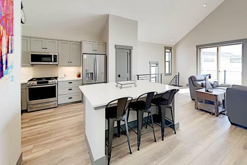 End-unit At Eagle Ridge - Mountain Views & Hot Tub Townhouse