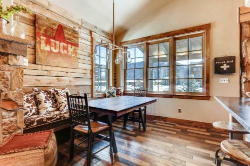 Updated Western Cabin Just 2 Blocks To Grand Lake!