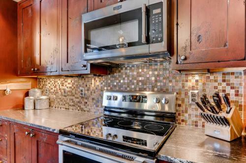 Updated Western Cabin Just 2 Blocks To Grand Lake!