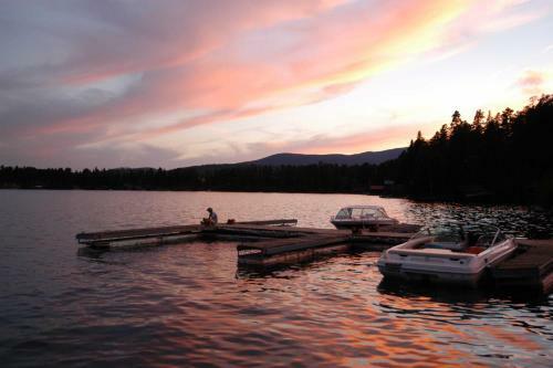 Updated Western Cabin Just 2 Blocks To Grand Lake!