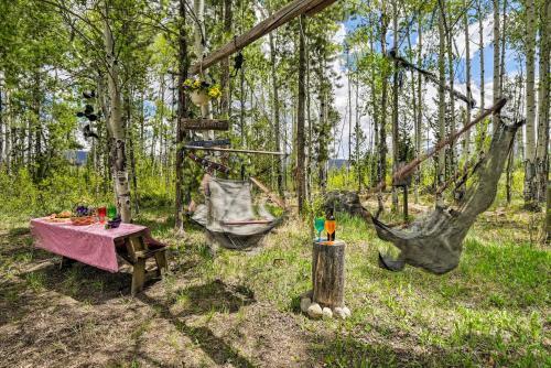 Rocky Mtn Retreat With Balcony, Fire Pit And Grill!