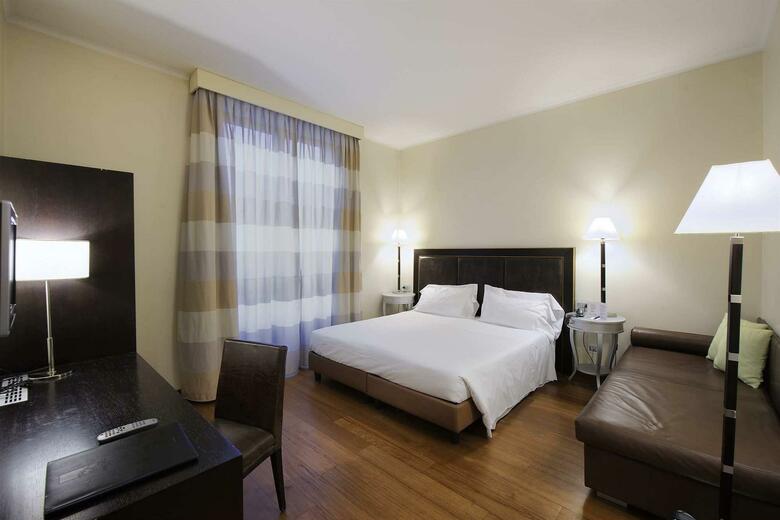 Hotel Canada(.)