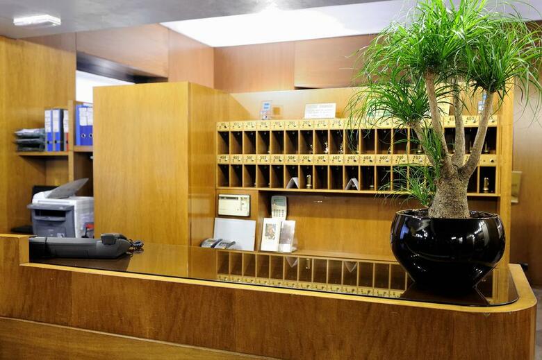 Hotel Canada(.)