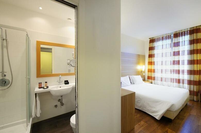 Hotel Canada(.)