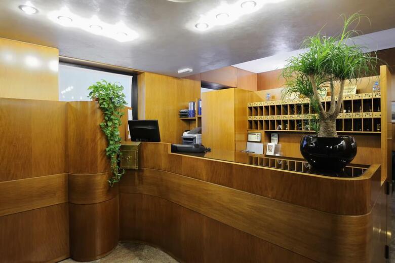 Hotel Canada(.)