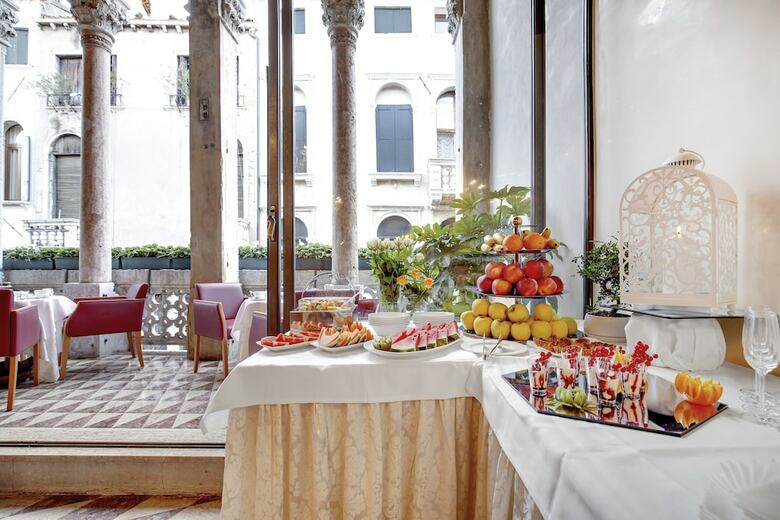 Hotel Don� Palace