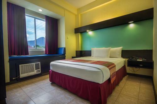Hotel Microtel By Wyndham Sto. Tomas