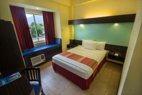 Hotel Microtel By Wyndham Sto. Tomas