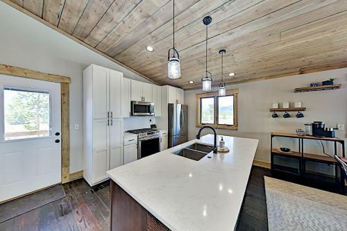 Stylish New Lake-view Home With Fireplace & Firepit Home
