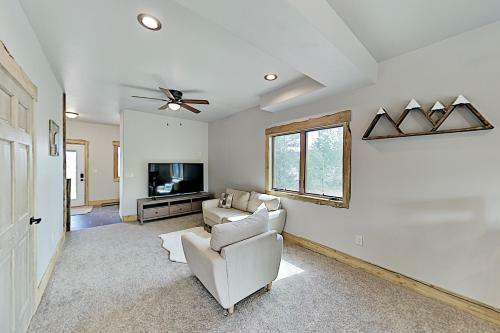 Stylish New Lake-view Home With Fireplace & Firepit Home