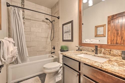 Walk To Main St And Marina From Updated Cabin!