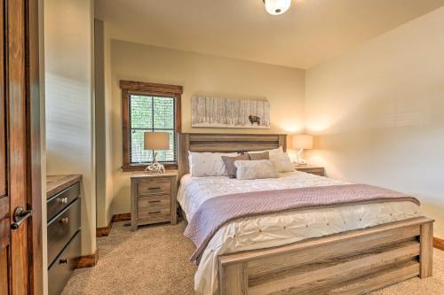Walk To Main St And Marina From Updated Cabin!