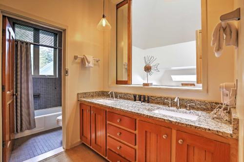 Gorgeous Keystone Abode With Hot Tub And Grilling Area