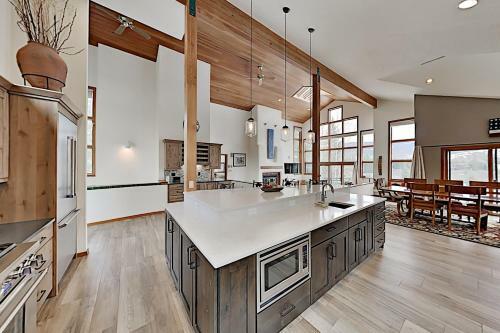 Keystone Ranch With Hot Tub, Sauna & Chef's Kitchen Home