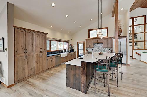 Keystone Ranch With Hot Tub, Sauna & Chef's Kitchen Home