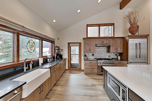 Keystone Ranch With Hot Tub, Sauna & Chef's Kitchen Home