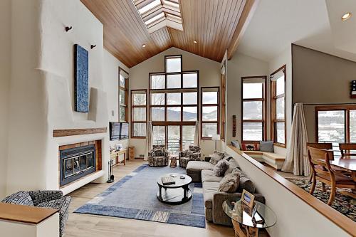 Keystone Ranch With Hot Tub, Sauna & Chef's Kitchen Home