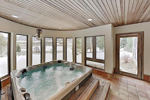 Keystone Ranch With Hot Tub, Sauna & Chef's Kitchen Home