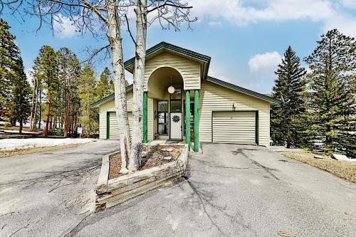 Keystone Ranch With Hot Tub, Sauna & Chef's Kitchen Home