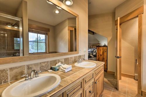 Apartamento Spacious Keystone Condo On Golf Course With Mtn View!