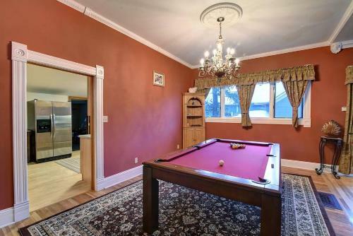 Governor's Mansion - Downtown Beautiful Space, Pool Table, Pets Welcome!