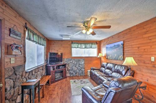 Cabin With Mtn Views - 5 Mi To Mueller State Park!