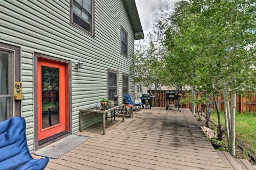 Riverfront House With Fire Pit, Deck And Bbq!