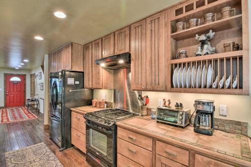 Riverfront House With Fire Pit, Deck And Bbq!