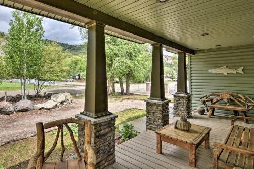 Riverfront House With Fire Pit, Deck And Bbq!
