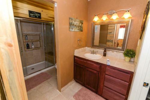 Private Home With Expansive Deck And Mtn Views!