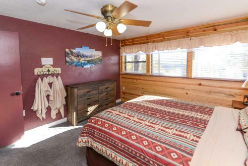 Private Home With Expansive Deck And Mtn Views!