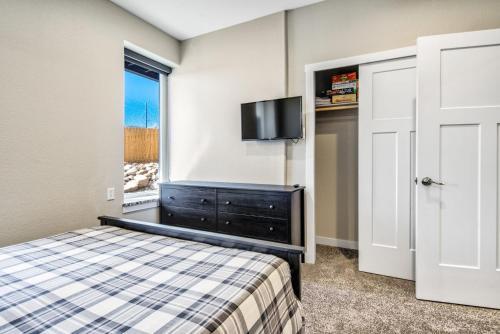2br Mountain Dream Suite, Lake Views