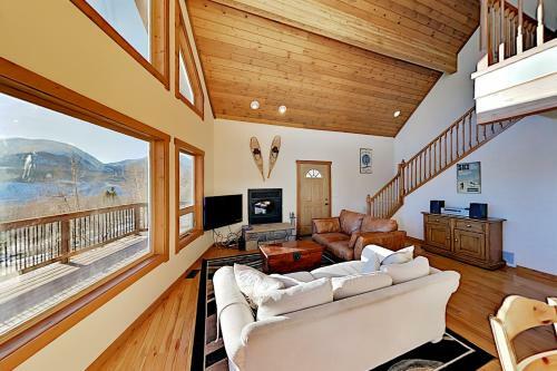 Hillside Retreat - Stunning Lake & Mountain Views Home