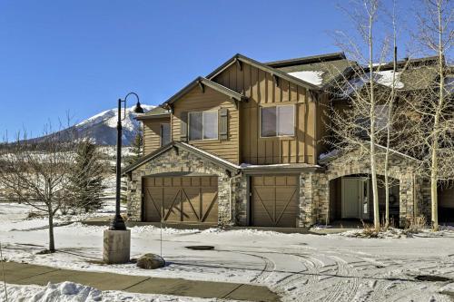 Modern Silverthorne Townhome With Hot Tub And Mtn Views